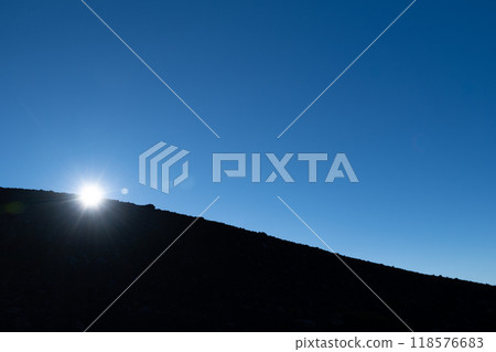 太陽從山脊上出來 118576683
