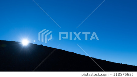 太陽從山脊上出來 118576685
