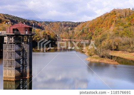 Lake Eniwa in autumn leaves seen from Isugawa Dam in Eniwa City, Hokkaido [October] 118576691
