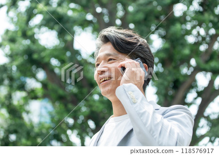 Creator making a call 118576917