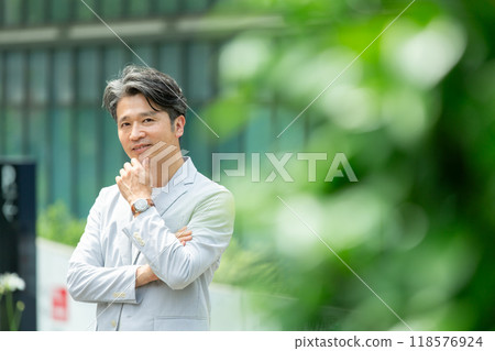 Middle-aged men's office casual Middle-aged men's office casual 118576924