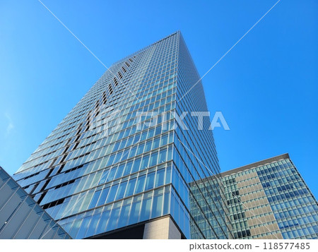 Skyscraper that shines in the blue sky Skyscraper that shines in the blue sky 118577485