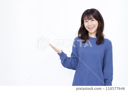 一個女人微笑著介紹自己 118577646