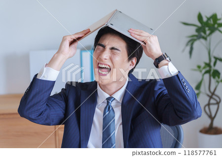 depressed businessman 118577761