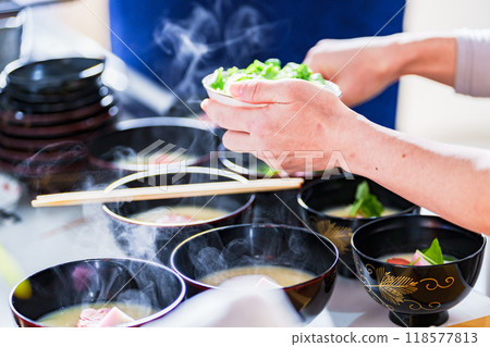 一位高級烹飪味噌湯、白味噌和佐尼早餐[日本家庭的早晨場景] 118577813