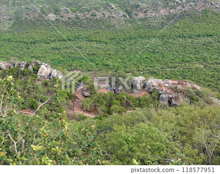 從上方俯瞰靈石山香堂，靈石山聳立在印度佛教聖地摩揭陀國王舍城東郊。 118577951