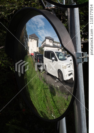 曲面鏡中倒映的汽車 118577954