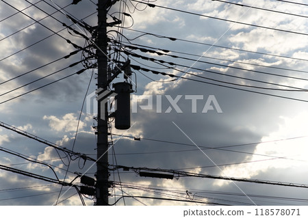 電線桿和電線 118578071