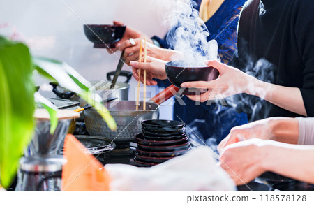 Mother and daughter prepare breakfast side by side in the kitchen [Morning scene in a Japanese home] 118578128