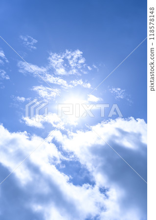 夏天的天空、陽光和雲彩橫濱 夏天的天空、陽光和雲彩橫濱 118578148