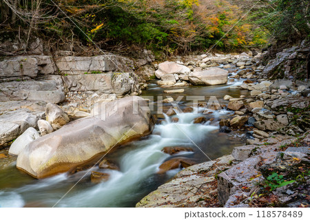 Autumn in Okutsukei Valley: Autumn Foliage in the Valley 16, Kagamino-cho, Tomata-gun, Okayama Prefecture 118578489