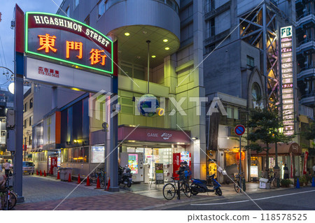 神戶三宮東門街東門寺拱門夜景 神戶三宮東門街東門寺拱門夜景 118578525