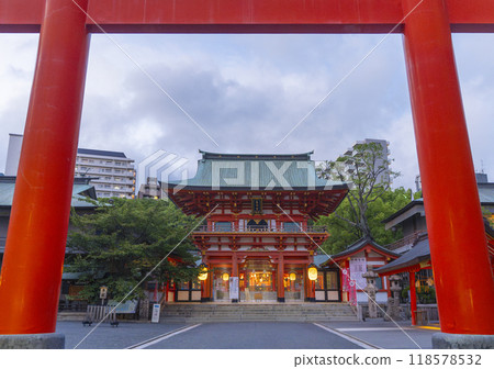 Ikuta Shrine at dusk: The tower gate seen through the large torii gate (Shimoyamatedori, Chuo-ku, Kobe, Hyogo Prefecture) 118578532