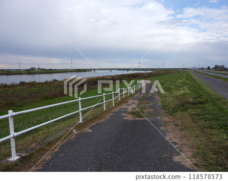 利根川沿岸風景 118578573