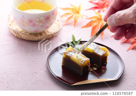 Japan's most famous Japanese sweet, yokan (steamed chestnut yokan) 118578587