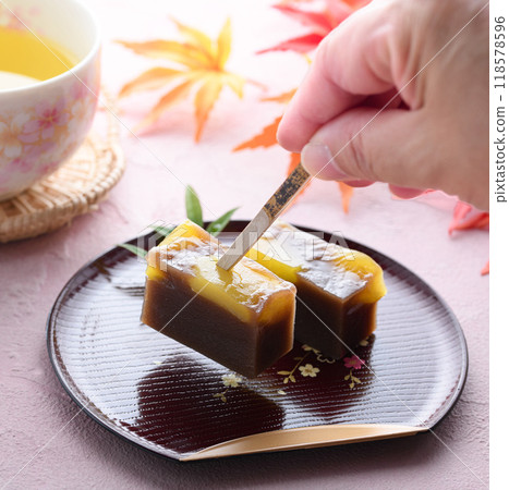Japan's most famous Japanese sweet, yokan (steamed chestnut yokan) 118578596