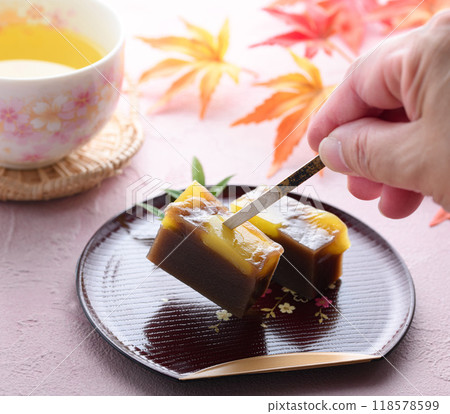 Japan's most famous Japanese sweet, yokan (steamed chestnut yokan) 118578599