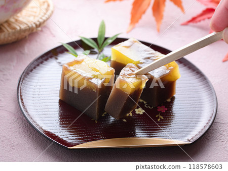 Japan's most famous Japanese sweet, yokan (steamed chestnut yokan) 118578603