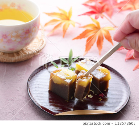 Japan's most famous Japanese sweet, yokan (steamed chestnut yokan) 118578605