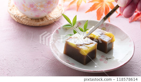 Japan's most famous Japanese sweet, yokan (steamed chestnut yokan) 118578614