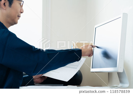 穿著工作服的男人與電腦比較文件 118578839