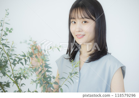 一件淺藍色禮服的年輕女子 一件淺藍色禮服的年輕女子 118579296