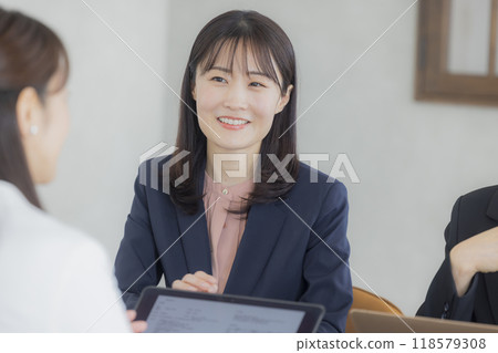 在辦公室工作的年輕女商人 118579308