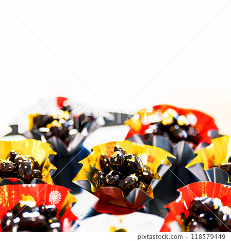 黑豆上撒上金粉，呈現出華麗的外觀【時令菜餚的標準食材】 118579449