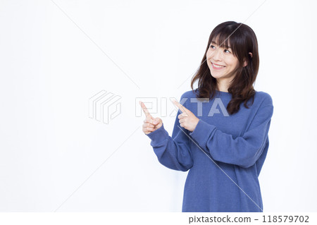 微笑著舉起食指的女人 118579702