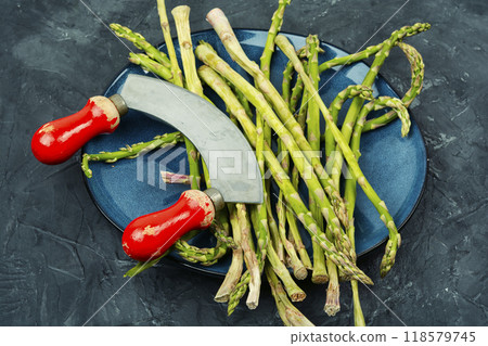 Fresh raw asparagus. 118579745