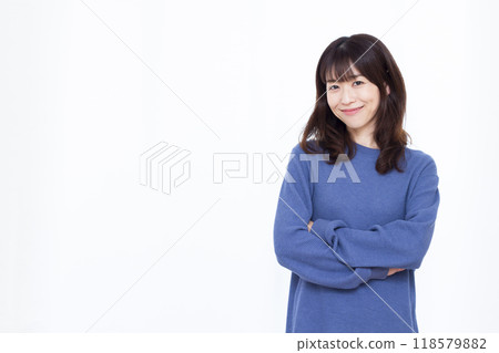 一個女人抱著雙臂微笑著思考 一個女人抱著雙臂微笑著思考 118579882