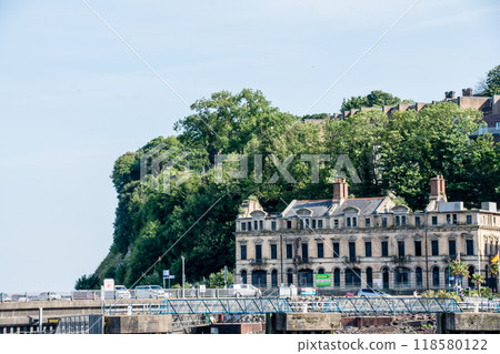 沿海和山上一排排磚砌和三角形屋頂的房屋，這是南威爾斯的郊區城鎮景觀 118580122