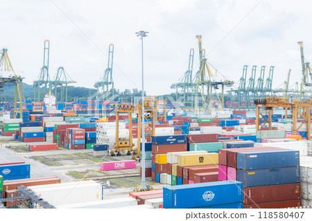 新加坡港口排列著色彩繽紛的貨櫃 118580407