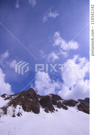 Looking up at the sky and mountains at Karasawa Looking up at the sky and mountains at Karasawa 118581142