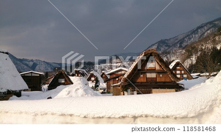 Shirakawa-go with snow 118581468