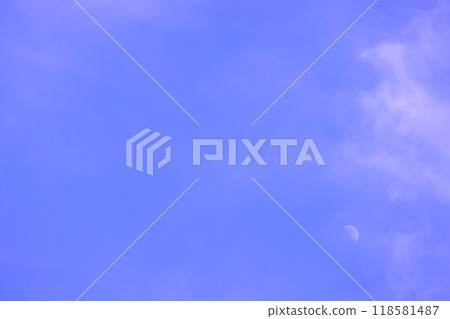 藍天上漂浮的月亮（背景素材） 118581487