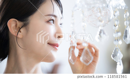 為了美麗和美麗,一個性感的女人,皮膚閃閃發光,臉上帶著倦怠的表情,看著鏡頭,特寫輪廓 為了美麗和美麗,一個性感的女人,皮膚閃閃發光,臉上帶著倦怠的表情,看著鏡頭,特寫輪廓 118581561