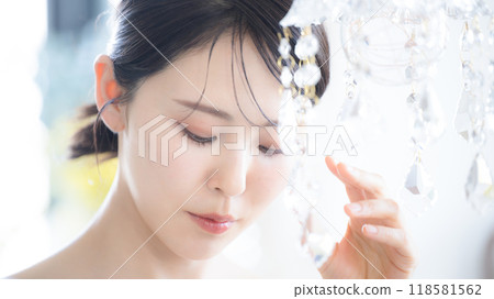 為了美麗和美麗,一個性感(甘美)的女人,擁有美麗發光的皮膚和倦怠的表情,閉著眼睛向下看 為了美麗和美麗,一個性感(甘美)的女人,擁有美麗發光的皮膚和倦怠的表情,閉著眼睛向下看 118581562