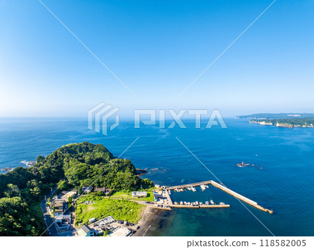 Cape Yawata and Katsuura Fishing Port in summer (Katsuura City, Chiba Prefecture) 118582005