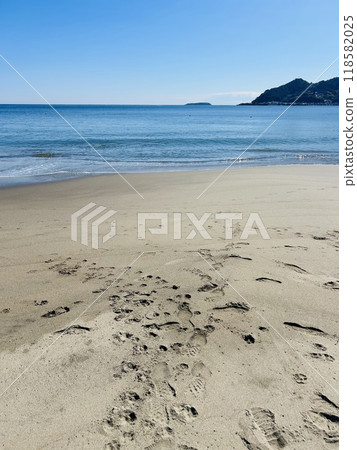 海和沙灘上留下的腳印 海和沙灘上留下的腳印 118582025