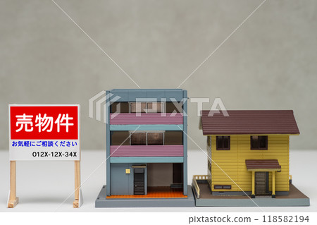 Image of a for sale sign and a detached house 118582194