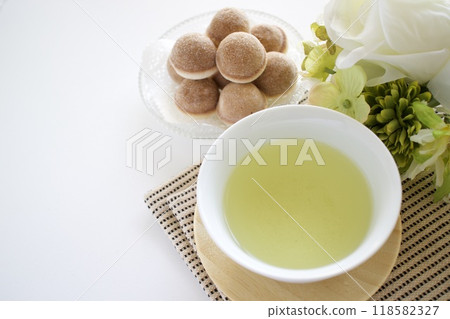 Japanese tea and Suzu castella cake Japanese tea and Suzu castella cake 118582327
