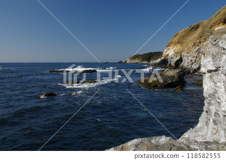 The lower quay of Jogashima Park at the southernmost tip of the Miura Peninsula on a clear winter day The lower quay of Jogashima Park at the southernmost tip of the Miura Peninsula on a clear winter day 118582555