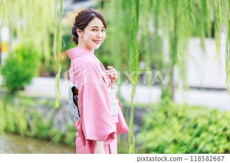 一名身穿和服的女子穿過京都白川河上的一座橋 118582687