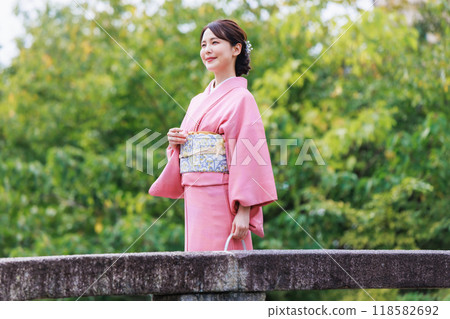 Kyoto sightseeing, a woman in a kimono crossing the Shirakawa Furumonmae Bridge 118582692