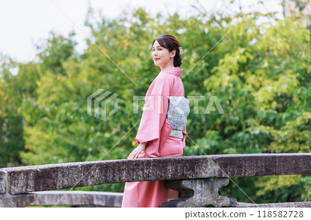 Kyoto sightseeing, a woman in a kimono crossing the Shirakawa Furumonmae Bridge 118582728