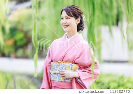 一名身穿和服的女子穿過京都白川河上的一座橋 118582770