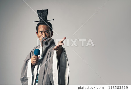 《三國演義》中的諸葛亮等中國歷史人物拿著麥克風發表演說的場景。 118583219