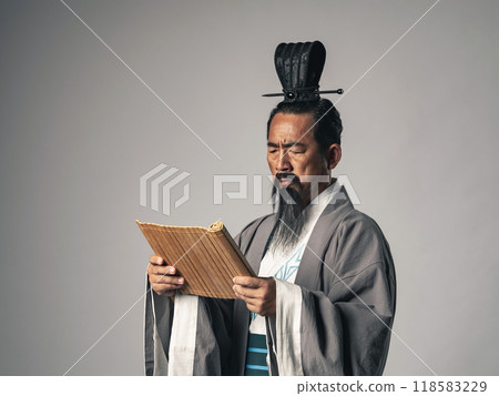 《三國演義》中的諸葛亮等中國歷史人物讀竹簡的場景。 《三國演義》中的諸葛亮等中國歷史人物讀竹簡的場景。 118583229