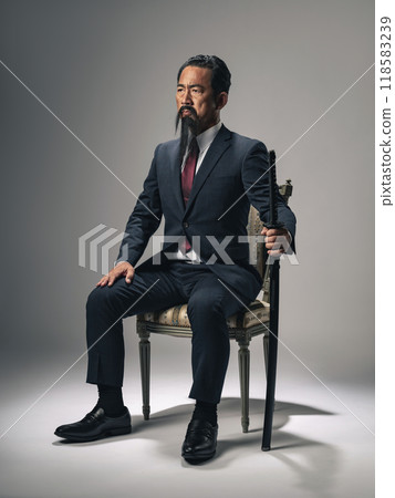 江戶末期和明治時代的偉人等歷史人物的肖像，手持日本刀。 118583239